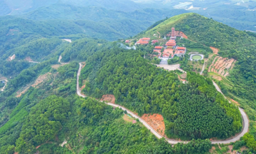 Ngôi chùa nằm trên đỉnh núi cao 500m, nắm giữ 4 kỷ lục Việt Nam, có hàng chục tượng pháp hồng ngọc nguyên khối