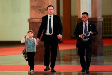 Thần Tài đến: Con trai Elon Musk đeo túi đầu hổ khiến hãng 'cháy hàng' sau vài giờ