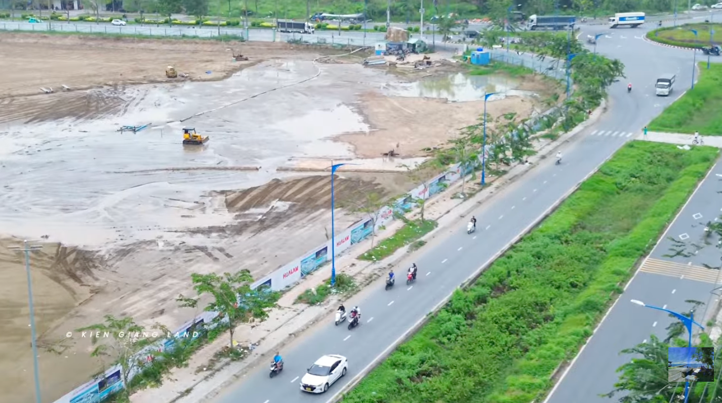 TTTM Aeon Mall 5.400 tỷ lớn nhất miền Tây: Khởi công 1 năm nhưng vẫn là ‘bãi đất trống’- Ảnh 2. TTTM Aeon Mall 5.400 tỷ lớn nhất miền Tây: Khởi công 1 năm nhưng vẫn là ‘bãi đất trống’- Ảnh 2.