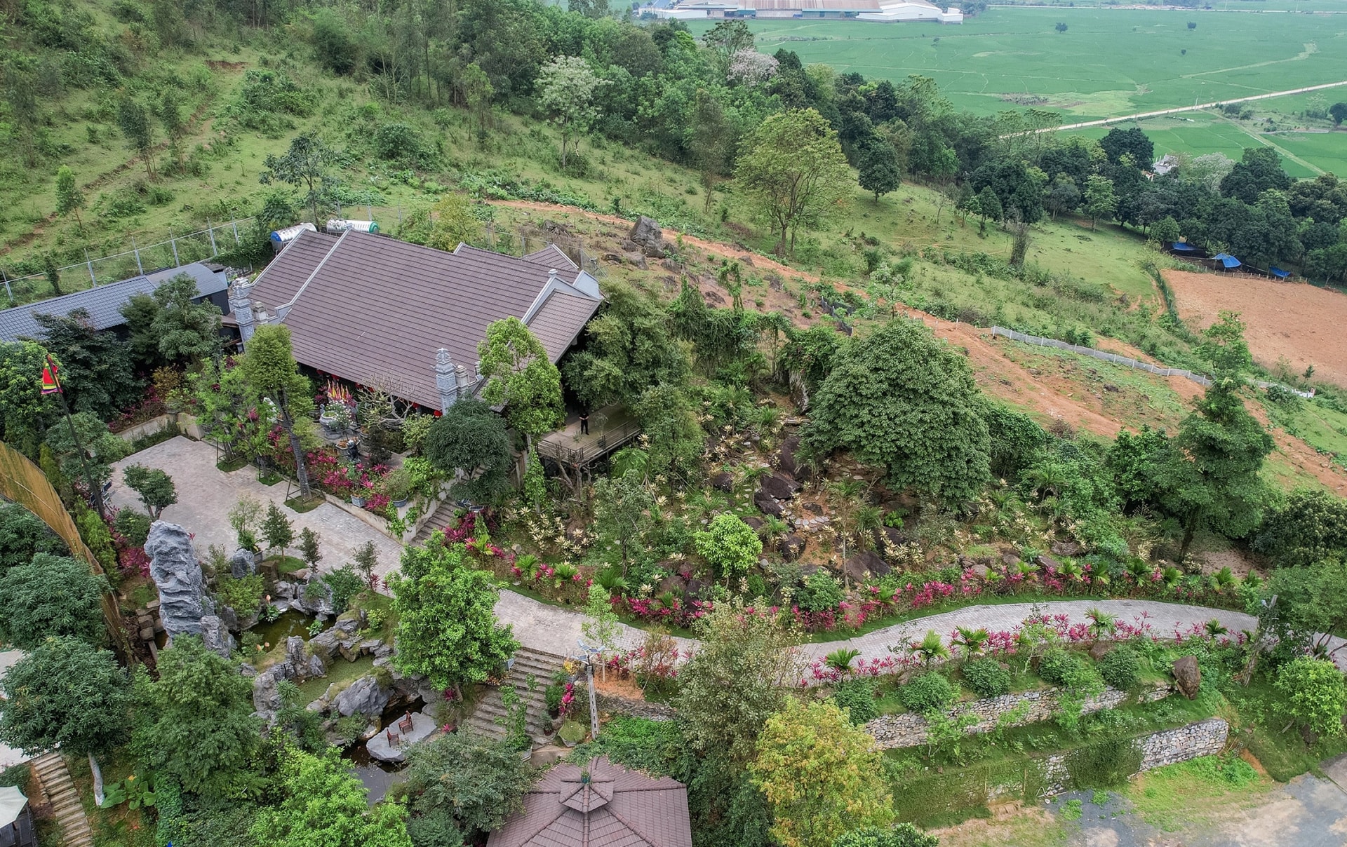 Nữ NSND trẻ nhất Việt Nam sở hữu biệt thự 10.000m2 với 10 phòng ngủ, khuôn viên có hòn non bộ cao bằng nhà 2 tầng- Ảnh 1. Nữ NSND trẻ nhất Việt Nam sở hữu biệt thự 10.000m2 với 10 phòng ngủ, khuôn viên có hòn non bộ cao bằng nhà 2 tầng- Ảnh 1.