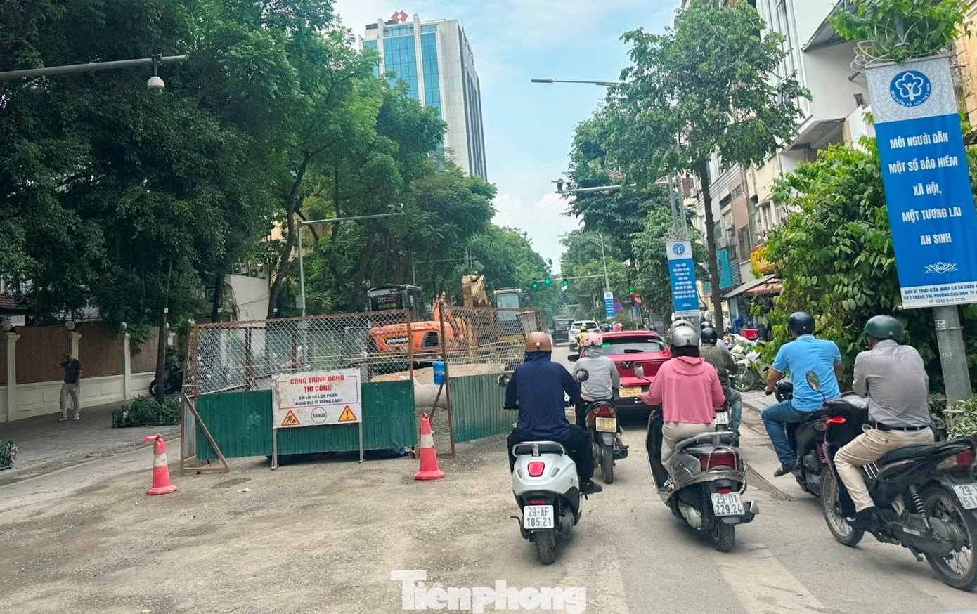 Công trường hàng thi công cống hộp chống ngập trên phố Quang Trung. Ảnh chụp ngày 15/5. Hà Nội yêu cầu tháo rào chắn, hoàn thành dự án chống ngập trước 30/5 - Ảnh 1.
