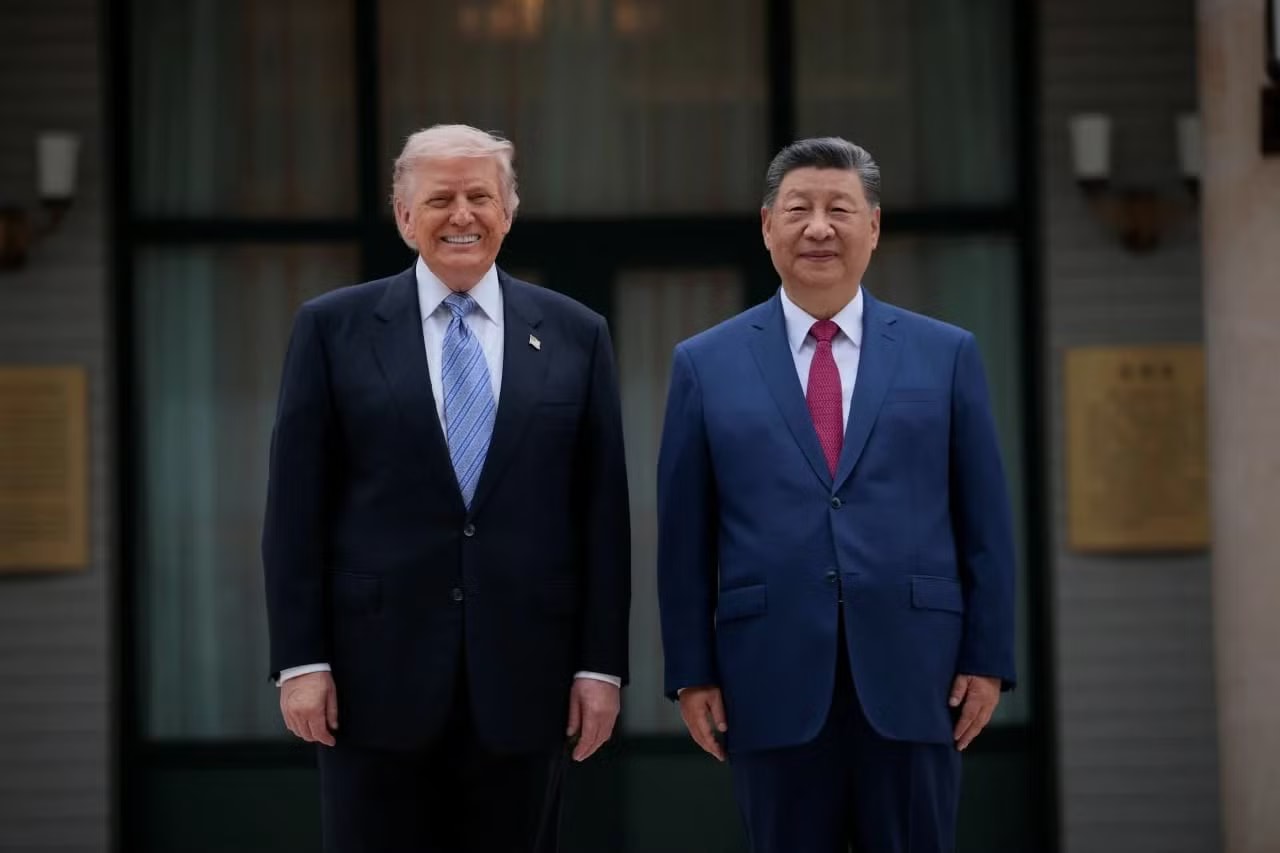 Tổng thống Mỹ Donald Trump chụp ảnh cùng nhà lãnh đạo Trung Quốc Tập Cận Bình trong chuyến thăm khu phức hợp Trung Nam Hải. Chủ tịch Trung Quốc Tập Cận Bình và Tổng thống Mỹ Donald Trump có thể gặp nhau ba lần nữa trong năm nay - Ảnh 1.