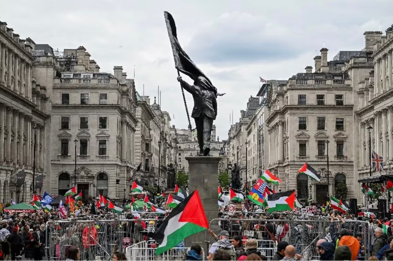 London bùng nổ biểu tình kép, Thủ tướng Starmer gánh thêm áp lực - Ảnh 4.
