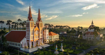 Miền Tây sở hữu một nhà thờ với kiến trúc Gothic Pháp hiếm thấy, tồn tại đã gần 140 năm
