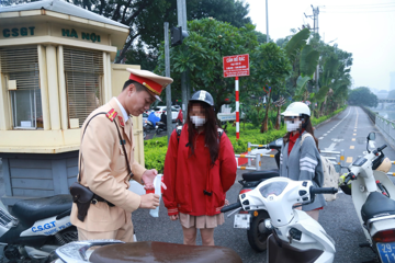 Sử dụng điện thoại trong trường hợp này, tài xế có thể bị phạt tới 22 triệu đồng, trừ 10 điểm GPLX