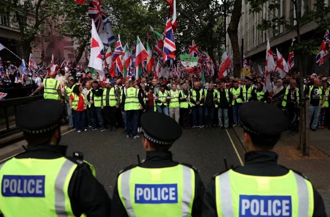 London bùng nổ biểu tình kép, Thủ tướng Starmer gánh thêm áp lực - Ảnh 1.