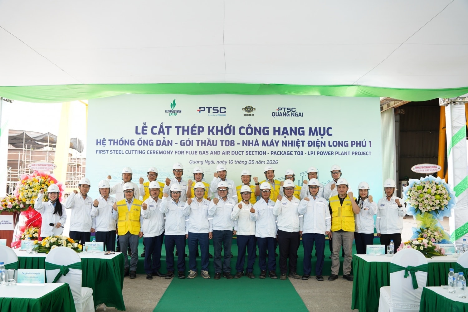 Các đại biểu tham dự buổi lễ.