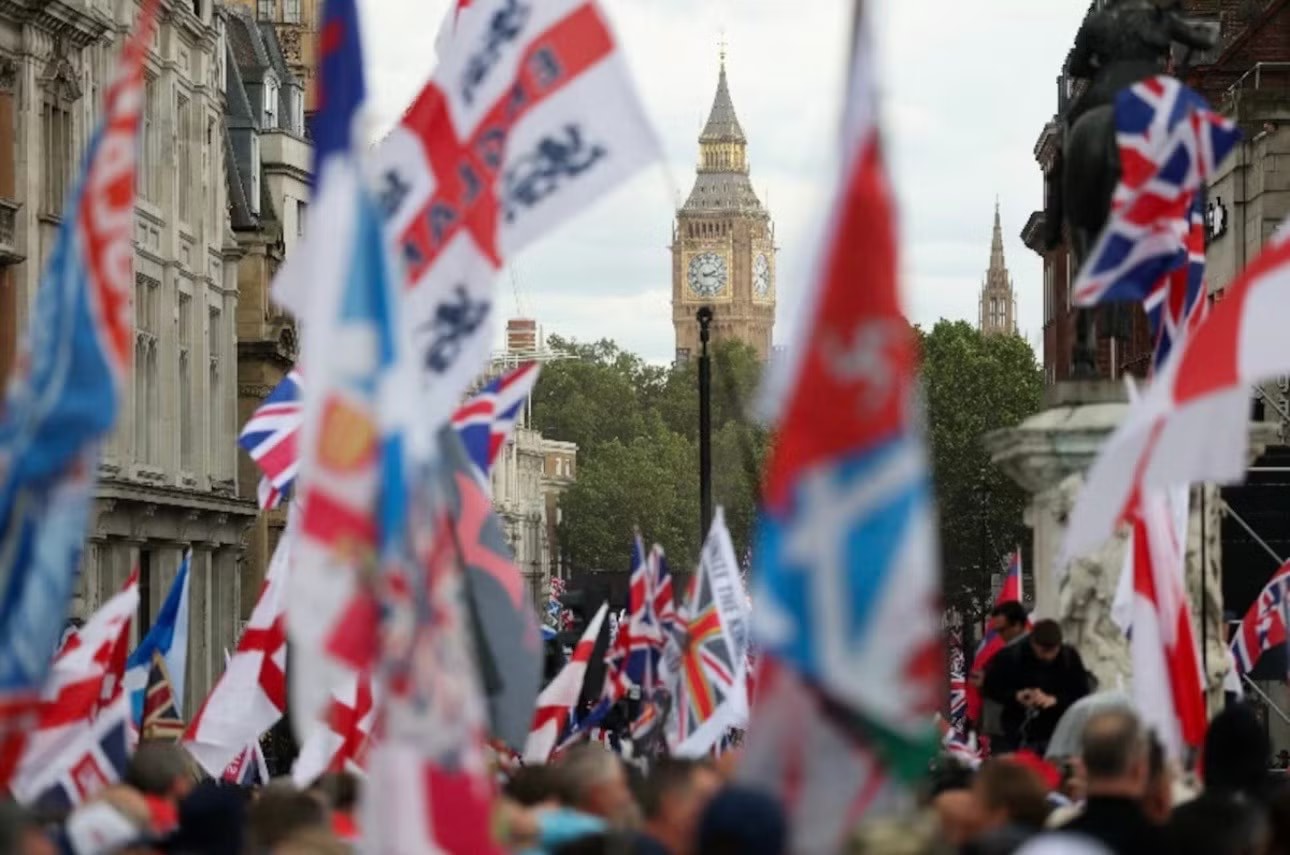 London bùng nổ biểu tình kép, Thủ tướng Starmer gánh thêm áp lực - Ảnh 3.