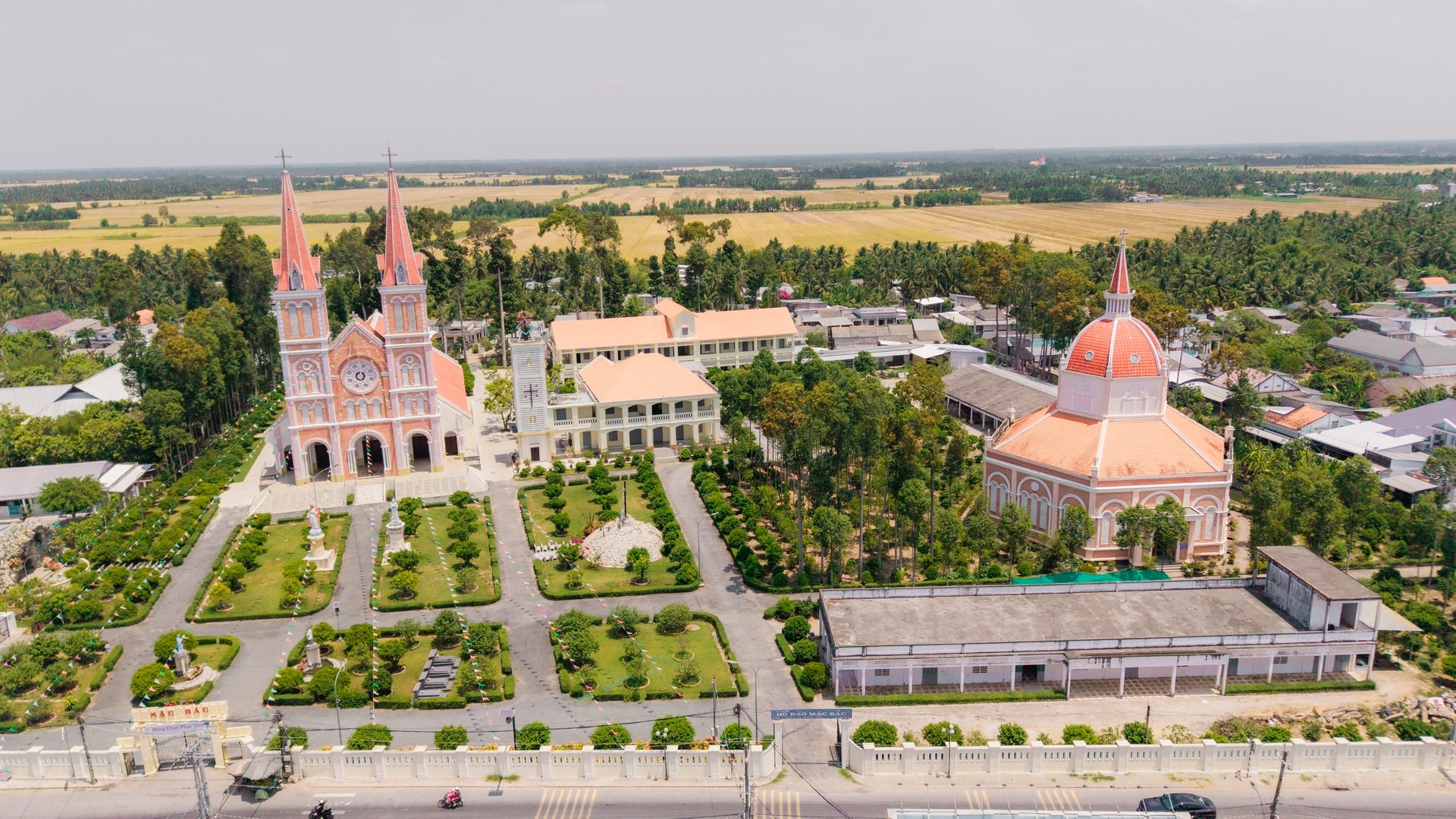 Miền Tây sở hữu một nhà thờ với kiến trúc Gothic Pháp hiếm thấy, tồn tại đã gần 140 năm- Ảnh 3.