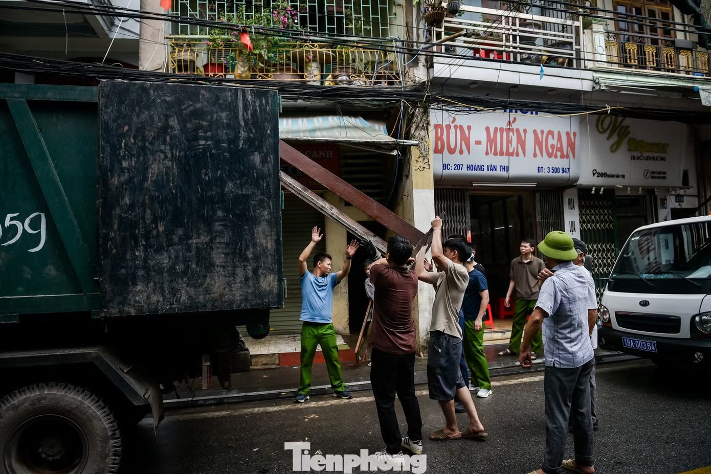 Di dời người dân khỏi chung cư 'chờ sập' ở Ninh Bình - Ảnh 1.