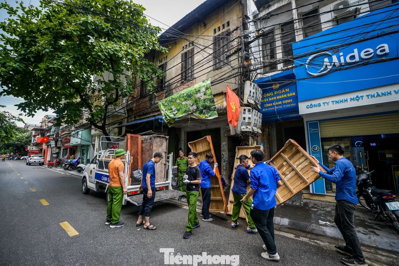Di dời người dân khỏi chung cư 'chờ sập' ở Ninh Bình - Ảnh 14.