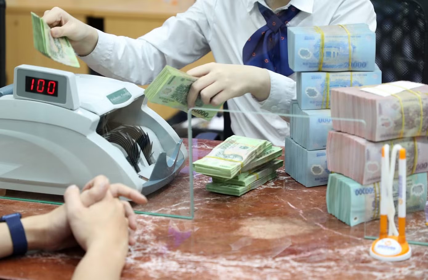 Hàng chục nghìn tỷ đồng tín dụng được ưu tiên cho các doanh nghiệp sản xuất, đầu tư công trong thời gian sắp tới. Nới tỷ lệ cho vay với nhóm 'big 4': Tín dụng chảy vào đâu? - Ảnh 1.