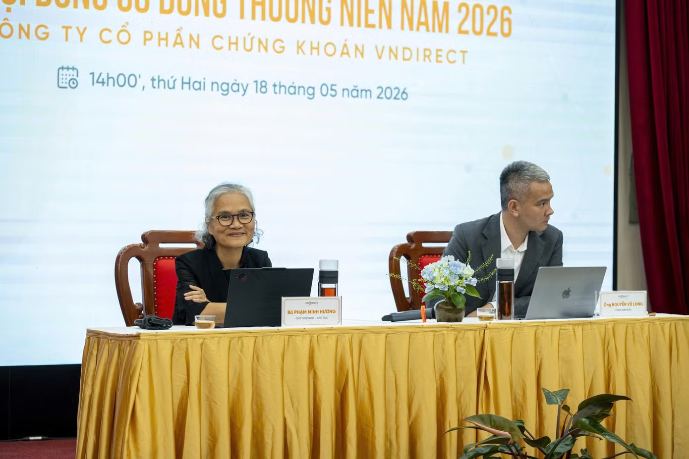 Lãnh đạo VNDirect tại ĐHĐCĐ thường niên năm 2026. Sếp VNDirect nói từng 'rất ngây thơ' khi nghĩ tiền có thể mua đội ngũ giỏi - Ảnh 1.