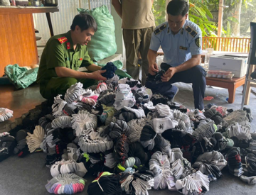 Đột kích nhà ông N.V.M., tịch thu 5.300 đôi tất, 130 áo phông mang thương hiệu nổi tiếng