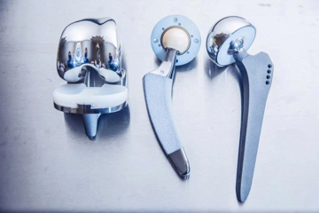 Láng giềng Việt Nam tạo bước đột phá trong phẫu thuật chỉnh hình với vật liệu titan pha đồng đầu tiên thế giới, sở hữu hơn 40 bằng sáng chế