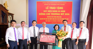 Nguyên Phó Chủ tịch nước Trương Mỹ Hoa nhận Huy hiệu 65 năm tuổi Đảng