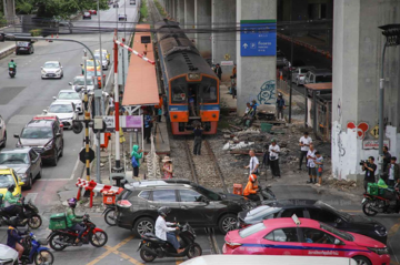 Vụ tàu hỏa tông xe buýt bốc cháy khiến 40 người thương vong: Khởi tố lái tàu dương tính với ma túy