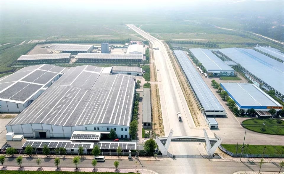 Một doanh nghiệp sản xuất bao bì tại Hà Tĩnh vừa đầu tư lắp điện mặt trời mái nhà. Ảnh: EVNNPC. Làn sóng lắp điện mặt trời mái nhà tăng mạnh - Ảnh 1.