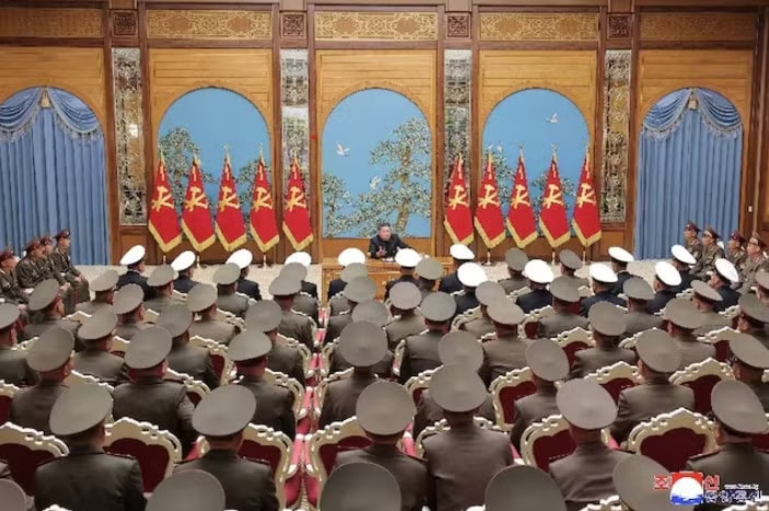 Chủ tịch Triều Tiên Kim Jong Un họp với các chỉ huy sư đoàn và lữ đoàn toàn quân ngày 17/5. (Ảnh: KCNA) Hàn Quốc công bố sách trắng, chủ trương chung sống hòa bình với Triều Tiên - Ảnh 2.