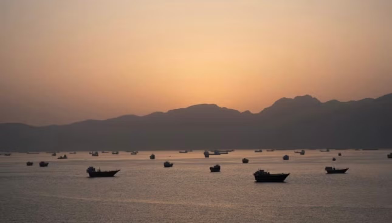 Khu vực eo biển Hormuz. (Ảnh: Reuters) Iran đe dọa ‘tử huyệt’ dưới đáy biển, nguy cơ gây ra ‘thảm họa số’ - Ảnh 1.