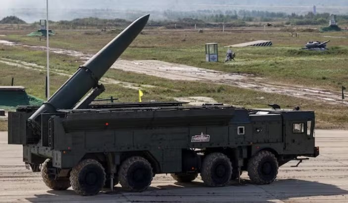 Bệ phóng tên lửa hạt nhân chiến thuật Iskander-E của Nga. (Ảnh: Reuters) Đồng minh của Nga tổ chức diễn tập với vũ khí hạt nhân - Ảnh 1.