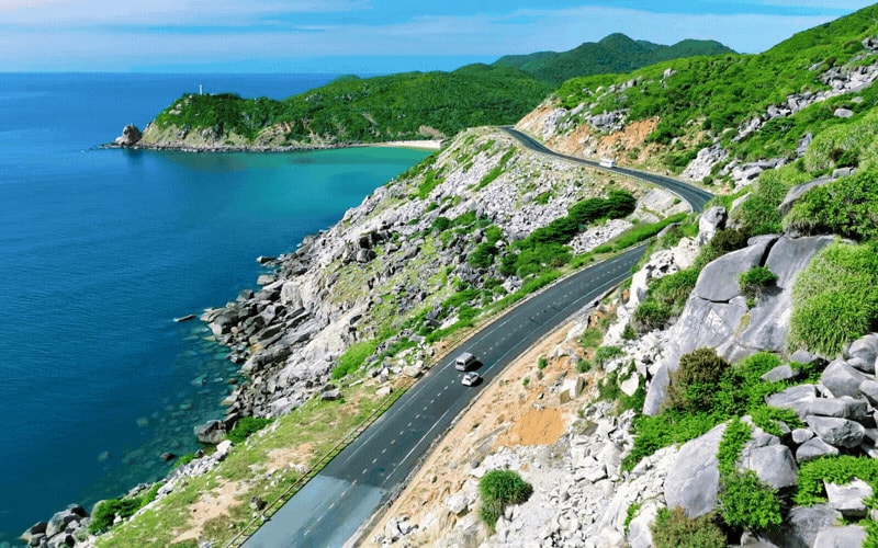 Cung đường ven biển đẹp nhất Việt Nam: Dài 30km, ôm trọn vịnh biển từng in dấu ‘tàu không số’ huyền thoại- Ảnh 1. Cung đường ven biển đẹp nhất Việt Nam: Dài 30km, ôm trọn vịnh biển từng in dấu ‘tàu không số’ huyền thoại- Ảnh 1.