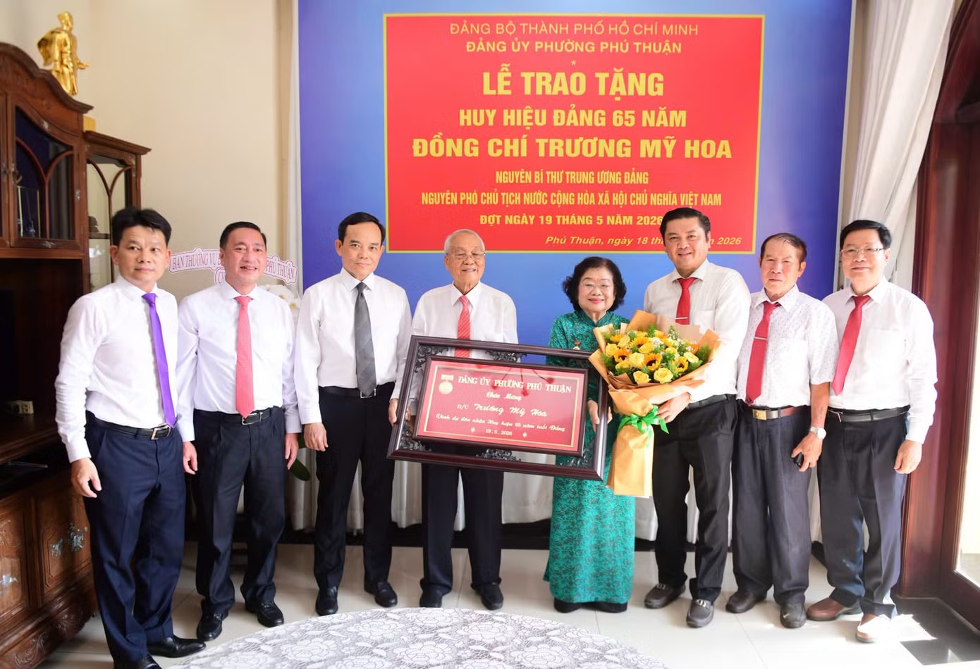 Lãnh đạo TPHCM và phường Phú Thuận và Chi bộ địa phương nơi bà Trương Mỹ Hoa sinh hoạt Đảng chúc mừng nguyên Phó Chủ tịch nước. Nguyên Phó Chủ tịch nước Trương Mỹ Hoa nhận Huy hiệu 65 năm tuổi Đảng - Ảnh 3.