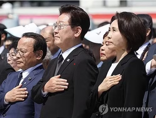 Tổng thống Lee Jae Myung và phu nhân trong một sự kiện ngày 18/5. (Ảnh: Yonhap) Hàn Quốc công bố sách trắng, chủ trương chung sống hòa bình với Triều Tiên - Ảnh 1.