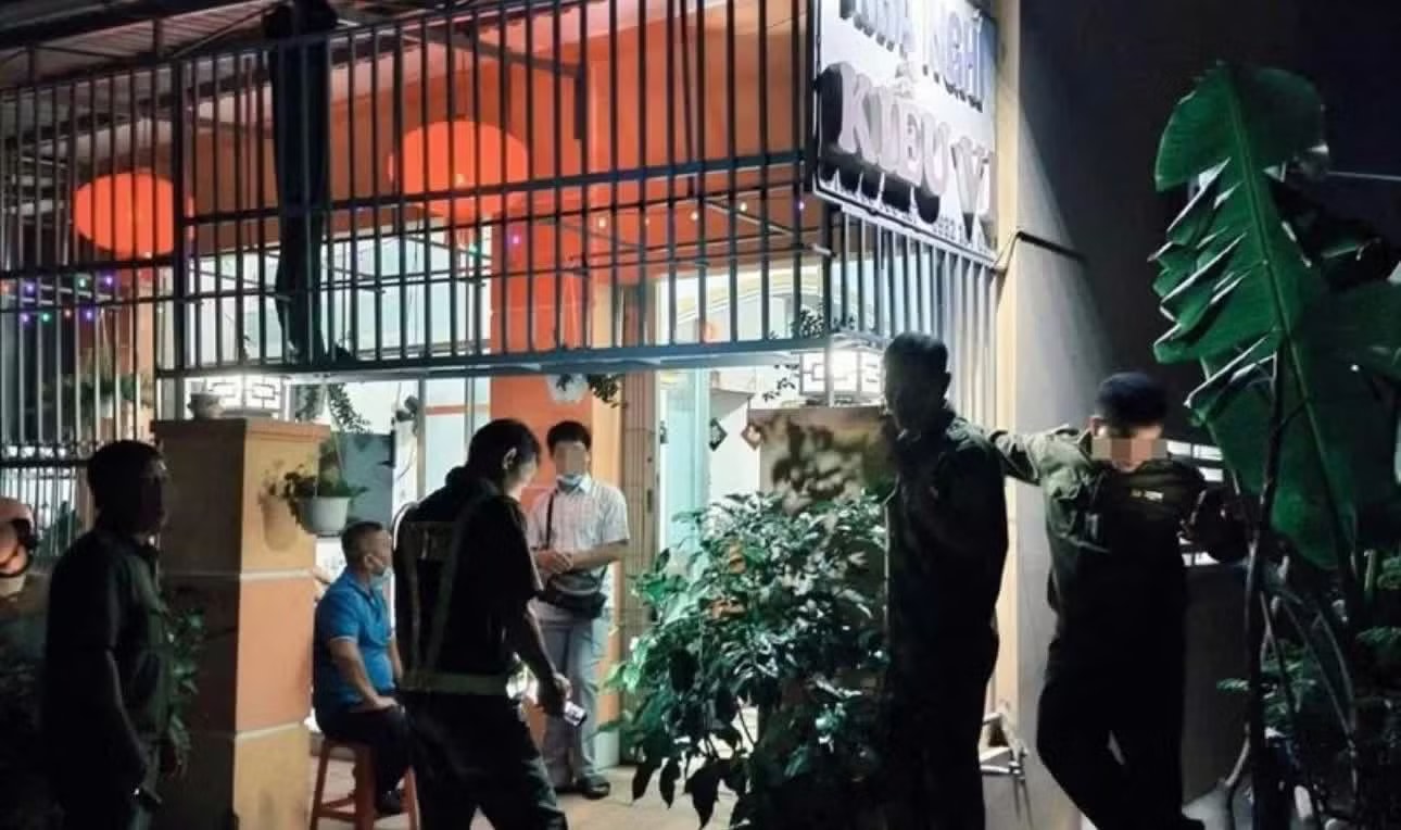 Công an khám nghiệm hiện trường vụ án mạng. Công an Khánh Hòa truy tìm người đàn ông liên quan vụ án mạng tại nhà nghỉ - Ảnh 2.