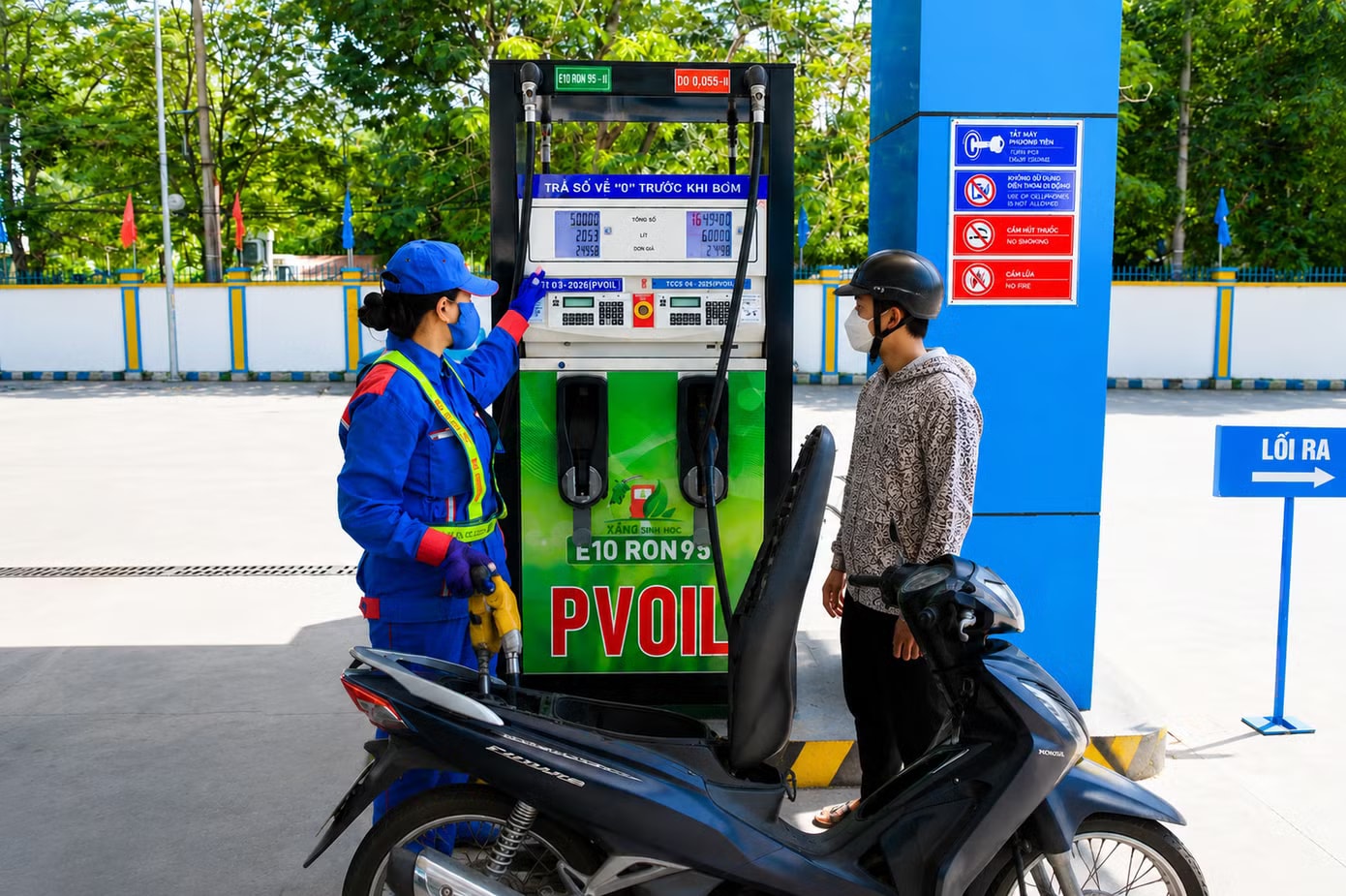 Lực lượng quản lý thị trường được yêu cầu kiểm tra, xử lý các hành vi kinh doanh xăng không đúng chủng loại theo quy định từ 1/6. Từ ngày 1/6, xử phạt chủ cây xăng không bán E10 - Ảnh 1.