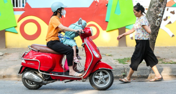 Hành vi phụ huynh chở con đi học như này dễ bị phạt tới 10 triệu và trừ 12 điểm GPLX, cần biết để chấp hành
