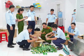 Khám xét 4 địa điểm, thu giữ khẩn cấp hơn 27.500 chai dầu gió nhãn hiệu nổi tiếng: Khởi tố Châu Kế Cường, 39 tuổi