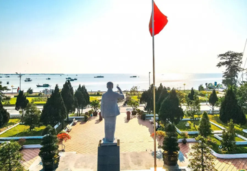 Nơi duy nhất được phép dựng tượng đài Bác Hồ khi Người còn sống: Từ huyện đảo nghèo vươn mình thành 'hòn ngọc xanh', thu hơn 1.110 tỷ từ du lịch