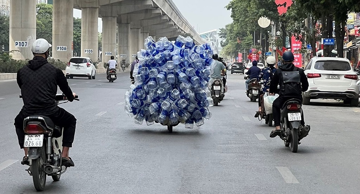 Từ nay, một lỗi mà nhiều tài xế xe máy 'vô tư' vi phạm có thể bị phạt tới 14 triệu đồng và trừ điểm bằng lái