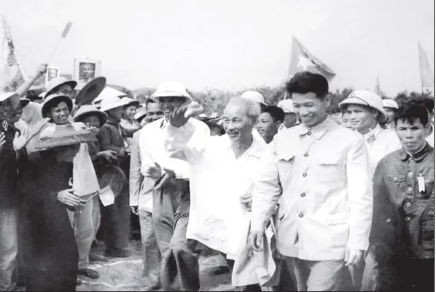 Nhân dân đảo Cô Tô đón Bác ra thăm đảo, ngày 951961. Ảnh tư liệu