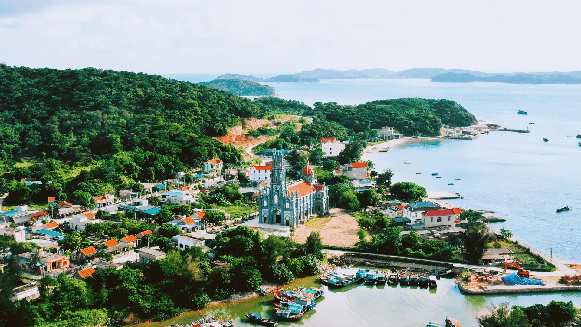 Nhà thờ đảo Thanh lân. Ảnh: iVIVU