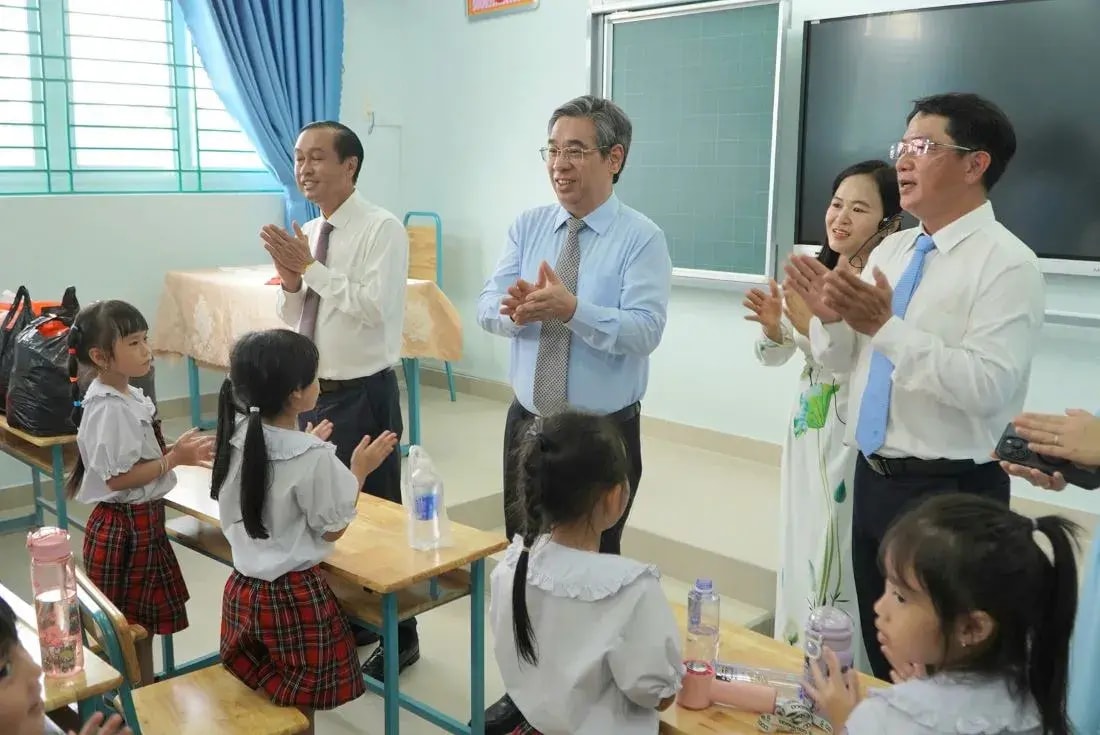 Ông Nguyễn Phước Lộc - Ủy viên Ban Chấp hành Trung ương Đảng, Phó Bí thư Thành ủy, Chủ tịch Ủy ban MTTQ Việt Nam TPHCM tham quan, trò chuyện với học sinh Trường Tiểu học Trần Đại Nghĩa trong ngày khánh thành. Ảnh: Chân Phúc