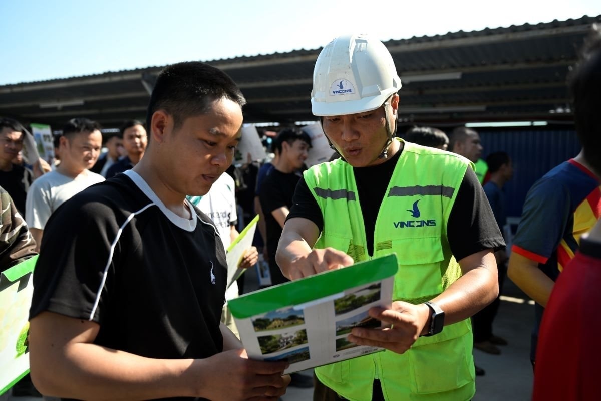 Hàng vạn nông dân trở thành nhân viên Vingroup và mô hình 'ly nông bất ly hương' - Ảnh 1.