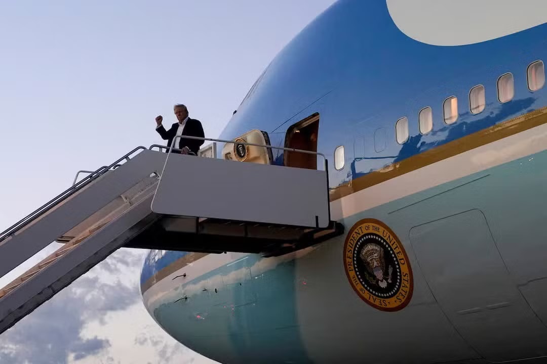Tổng thống Mỹ Donald Trump trên chuyên cơ Không lực Một. (Ảnh: Reuters) Tổng thống Mỹ sắp nhận chuyên cơ Không lực Một mới từ Qatar - Ảnh 1.