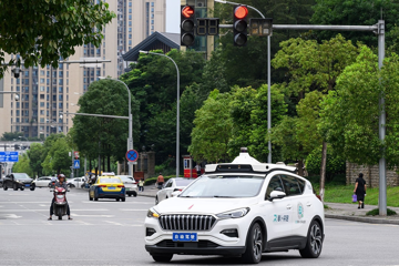 200 robotaxi 'đóng băng' giữa đường, Trung Quốc phanh gấp làn sóng cấp phép xe tự lái
