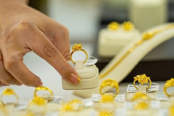 Giá vàng hôm nay (2/5): Trong nước ‘đóng băng’, thế giới vừa phát tín hiệu đáng chú ý