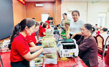 Sau cảnh vác bao tải đựng tiền, 100 hộ dân tiếp tục nhận bồi thường từ siêu dự án lớn nhất Việt Nam của Vingroup
