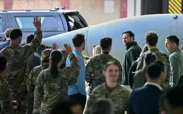 Phó Tổng thống Mỹ JD Vance thăm binh sĩ tại Căn cứ Không quân Ramstein, Đức, tháng 4/2025. Mỹ rút 5.000 binh sĩ khỏi nước Đức - Ảnh 1.
