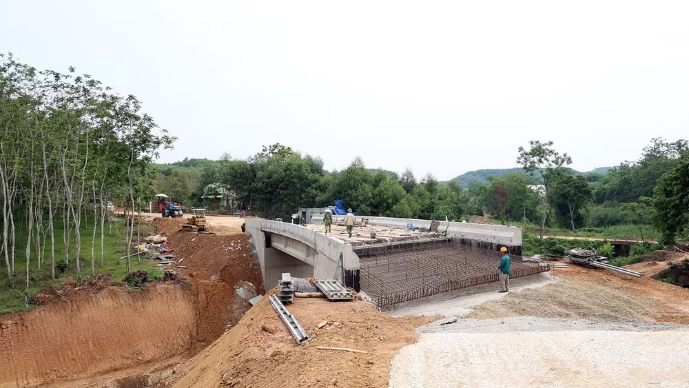 Chỉ 2 tuần nữa, chính thức thông xe tuyến đường cách mạng trăm tỷ kết nối đến ‘Thủ đô kháng chiến’- Ảnh 2. Chỉ 2 tuần nữa, chính thức thông xe tuyến đường cách mạng trăm tỷ kết nối đến ‘Thủ đô kháng chiến’- Ảnh 2.