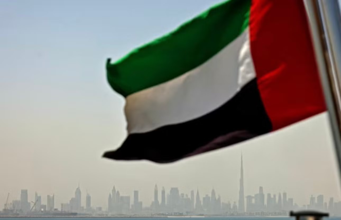 Quốc kỳ của UAE. (Ảnh: CNN) Bước đi chưa từng có của Israel và cú xoay trục chiến lược của UAE - Ảnh 1.