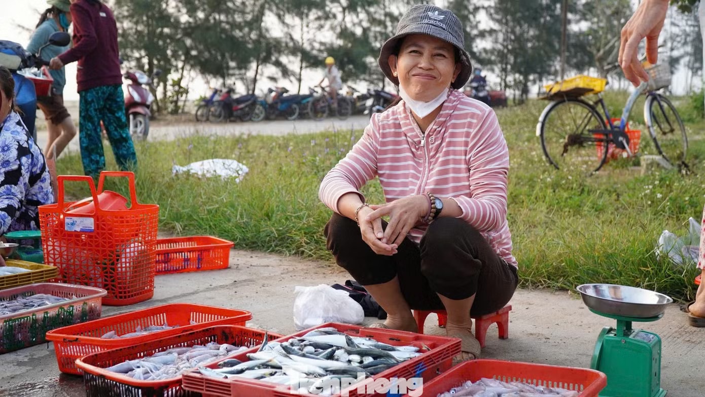 'Đột nhập' chợ mực Cửa Lở lúc rạng sáng - Ảnh 15.