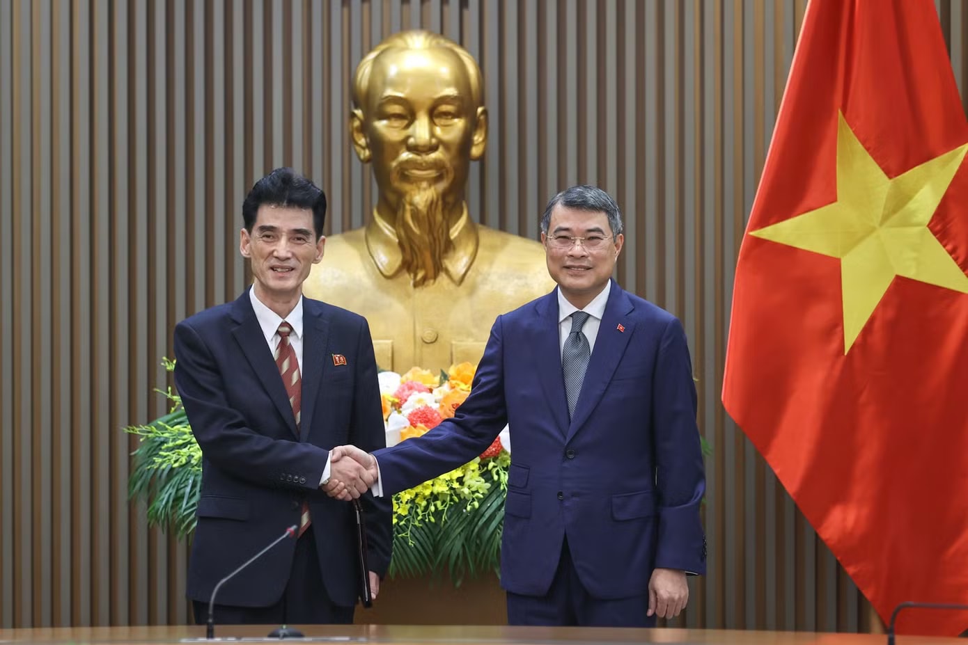 Thủ tướng Lê Minh Hưng tiếp Đại sứ Triều Tiên tại Việt Nam Ri Sung Guk. Ảnh: VGP Củng cố tin cậy chính trị Việt Nam - Triều Tiên - Ảnh 1.