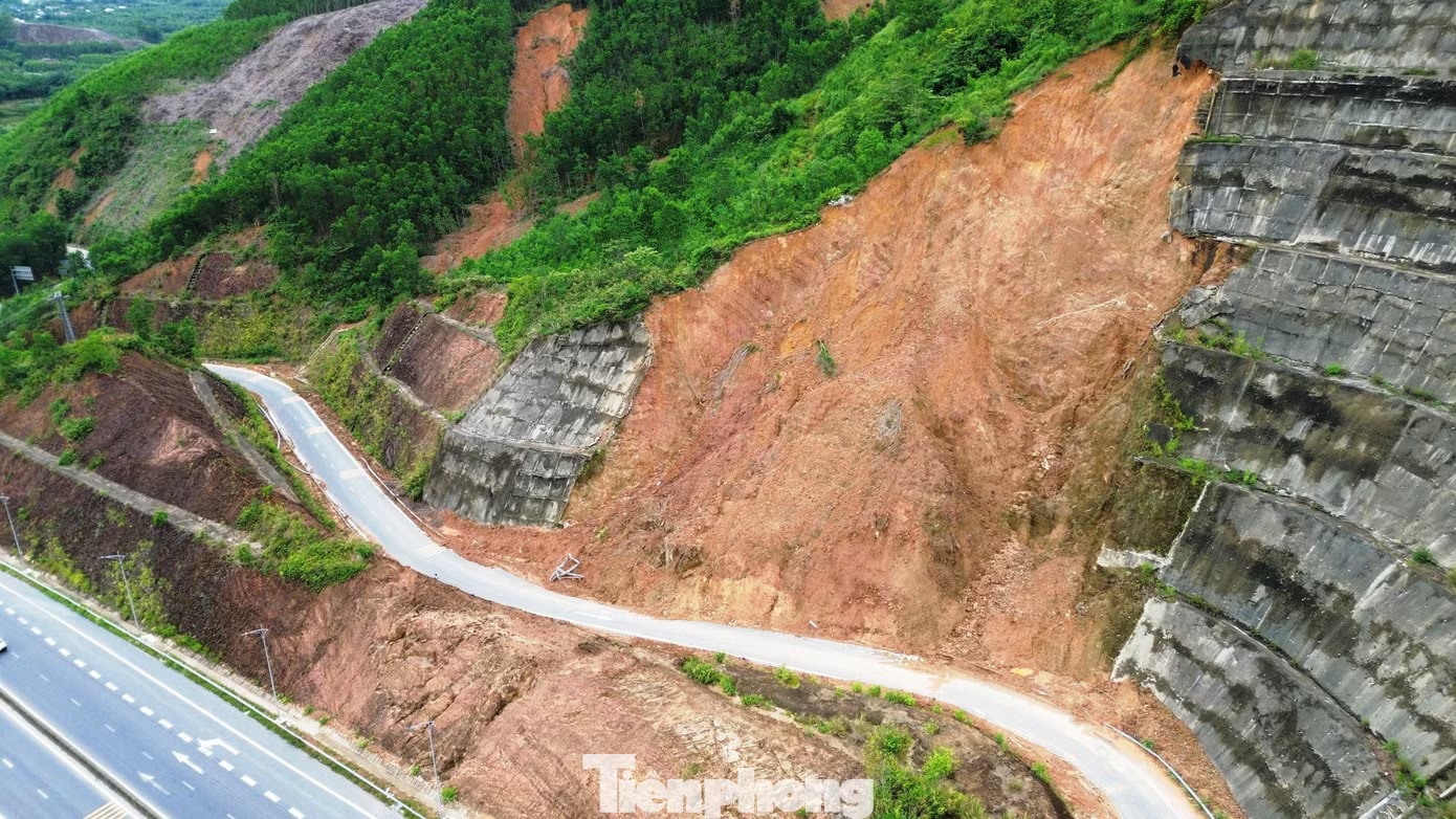 Đất đá, bê tông treo lơ lửng tại điểm sạt lở nút giao cao tốc qua TP. Huế - Ảnh 2.