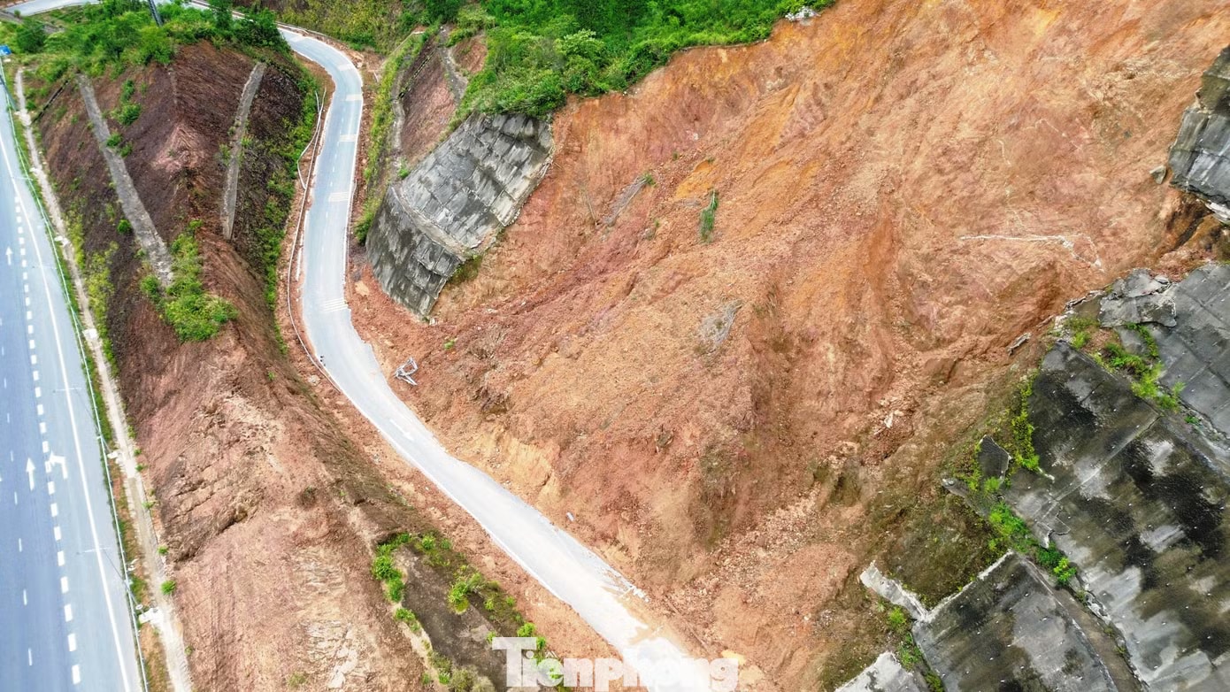 Đất đá, bê tông treo lơ lửng tại điểm sạt lở nút giao cao tốc qua TP. Huế - Ảnh 5.