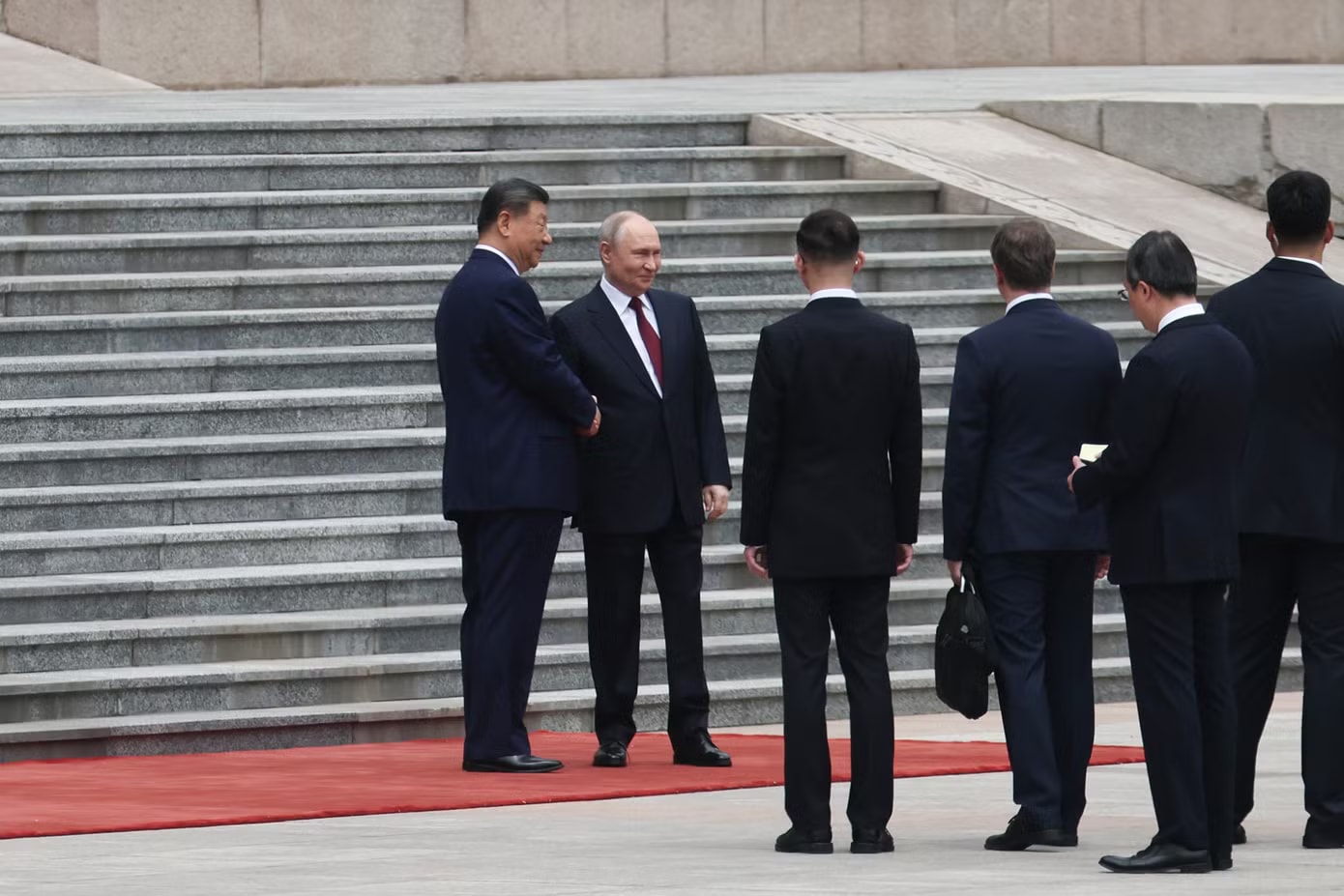 Lễ đón diễn ra long trọng tại Đại lễ đường Nhân dân (Bắc Kinh). (Ảnh: Reuters) Lễ đón chính thức Tổng thống Nga Vladimir Putin tại Trung Quốc - Ảnh 1.